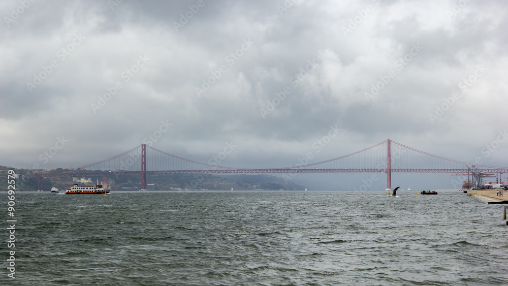Obraz premium The 25 de Abril Bridge