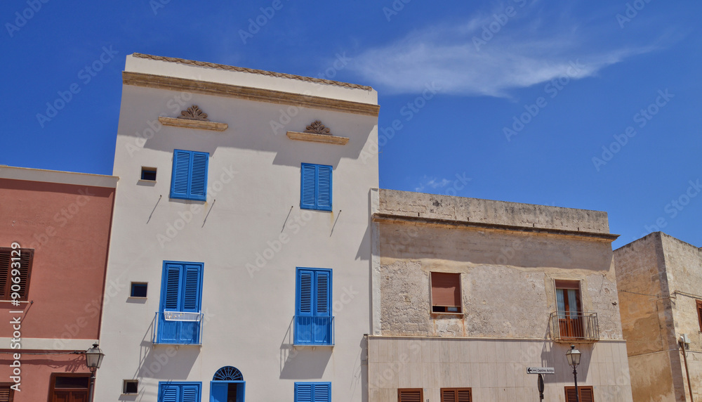 palazzi in un paese della sicilia