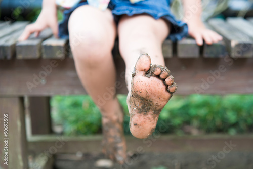 泥遊びをする子供 photo