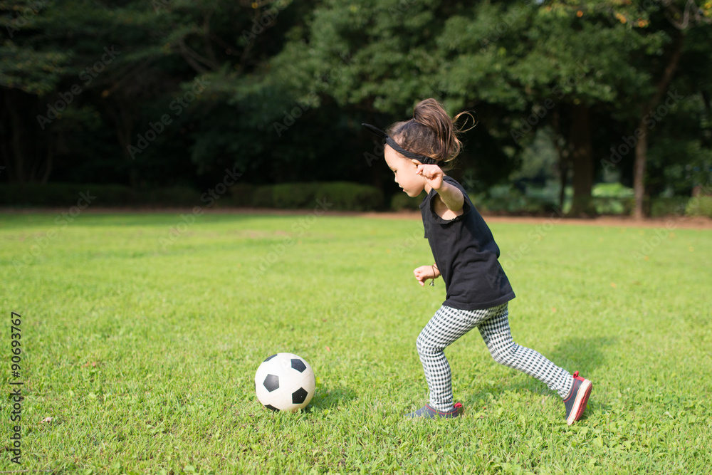 Obraz premium サッカーをする女の子
