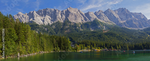 Zugspitzmassiv und Eibsee, Panorama