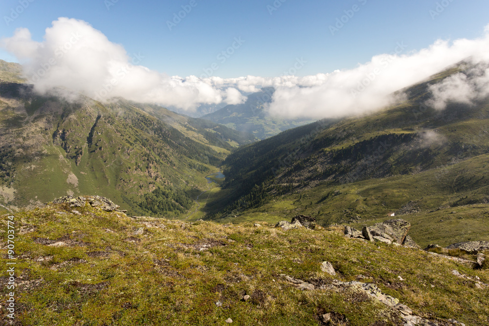 Panorama sur les sommets rocheux des Alpes
