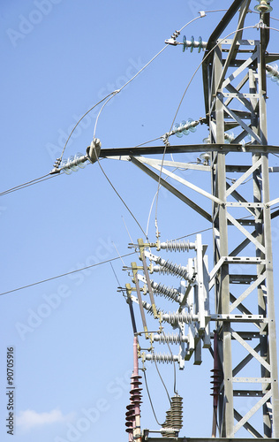 Detalle conexiones de una torre de alta tensión
