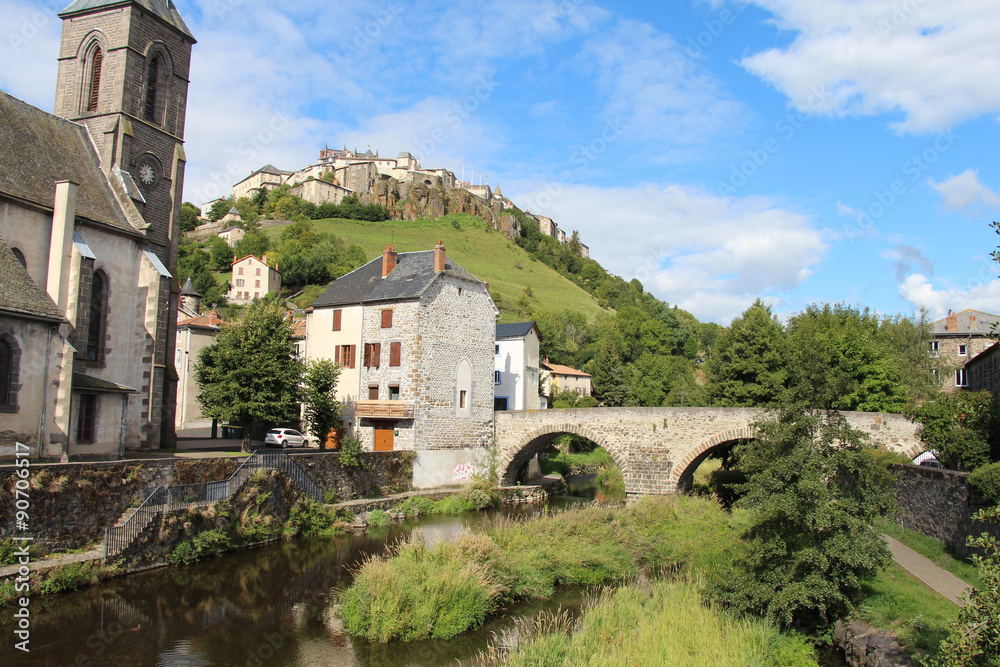 Fototapeta premium Brücke Pont Vieux, Saint-Flour, Cantal