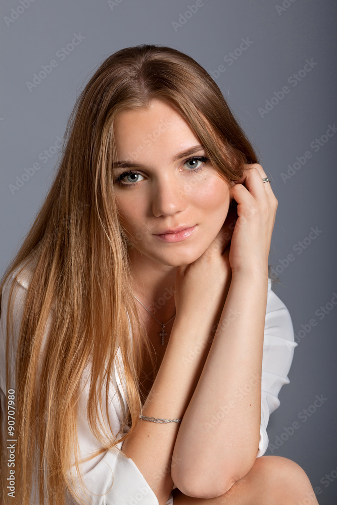 студийный портрет девушки в рубашке