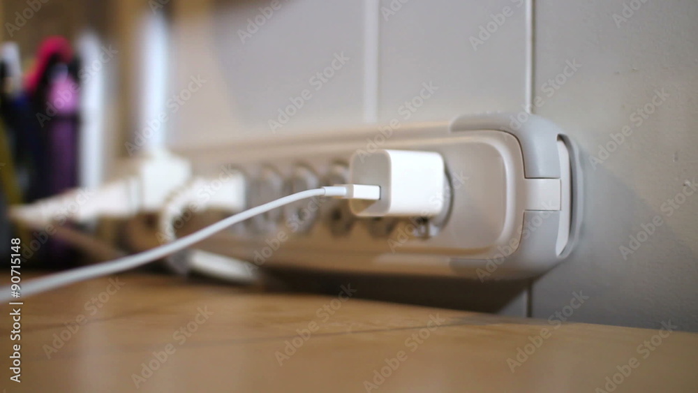 2924 Plugging and unplugging a power adapter.