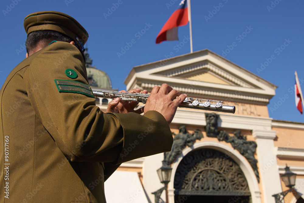 Obraz premium Carabinero music band playing outside the historic fish market in the centre of Santiago in Chile.