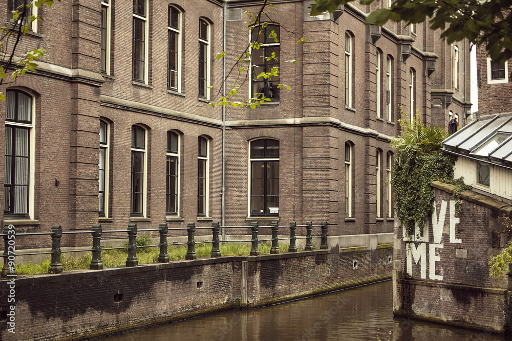 Letreiro pintado junto a canal no centro de Amsterdão