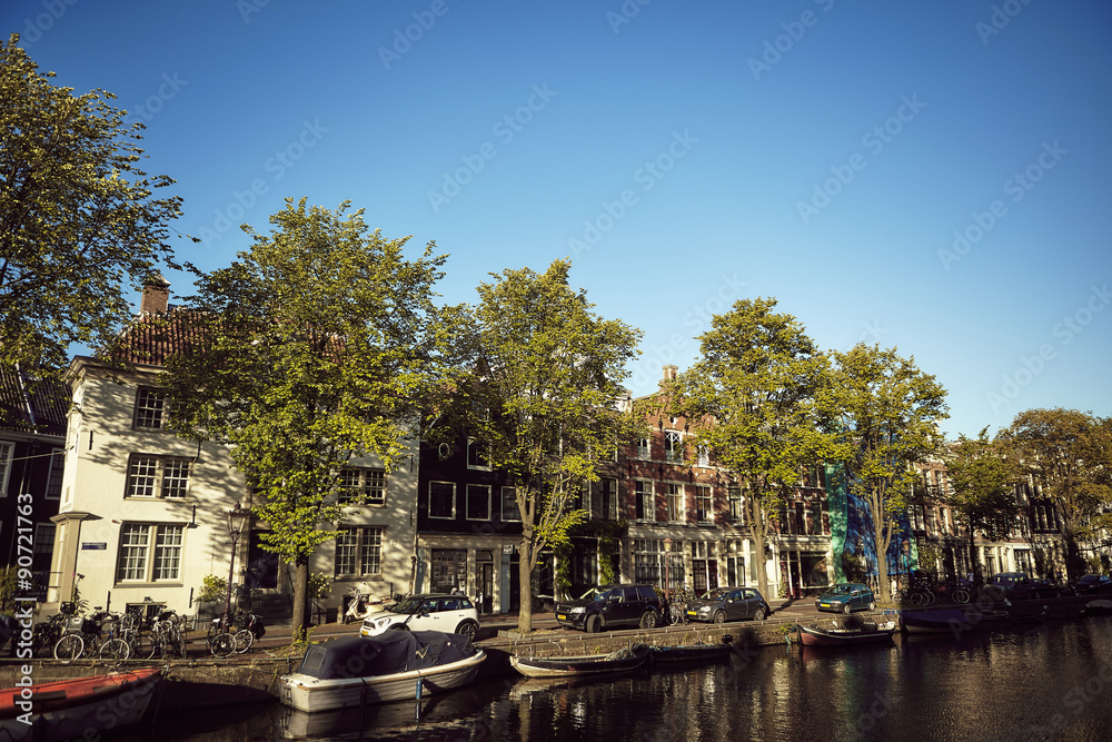 Vista de casas junto a canal em Amsterdão. 