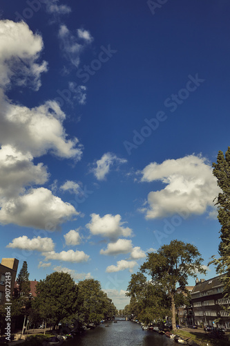 Céu com nuvens sobre canal em Amsterdão