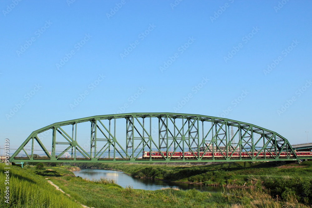鉄橋を渡る電車