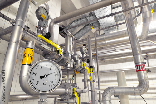 Bilde på lerret Messuhr/ Manometer in einer Industrieanlage mit Rohrleitungen /// manometer in a