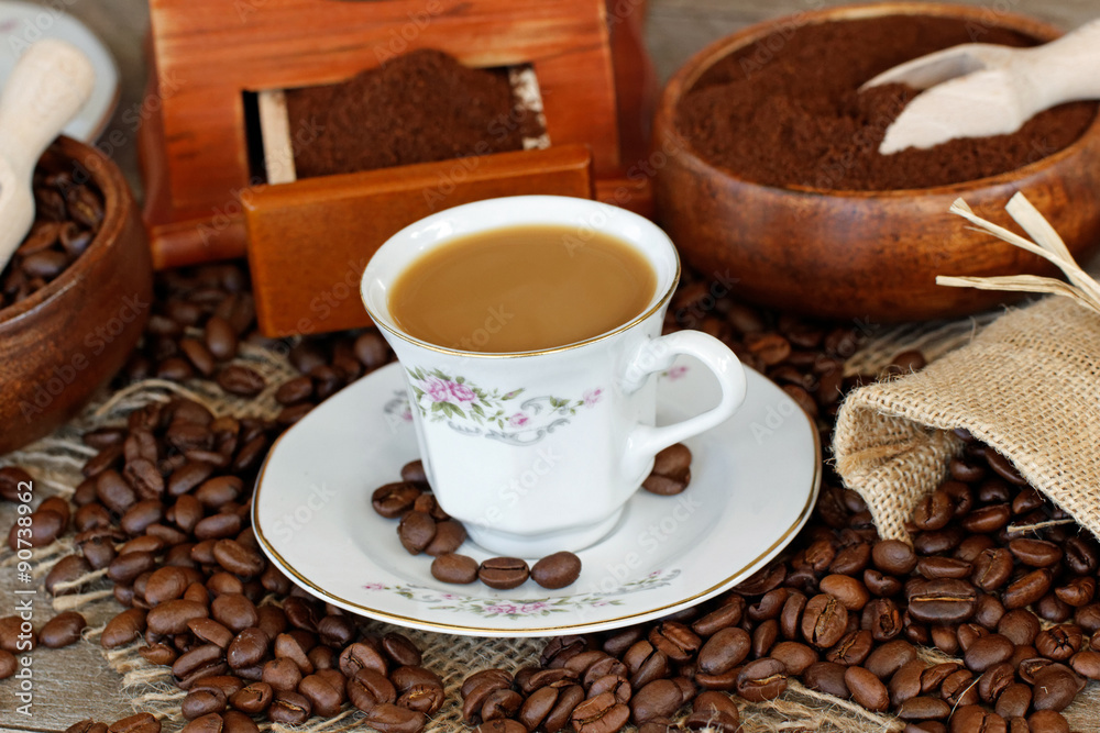 Tasse mit Milchkaffee Tasse mit Milchkaffee