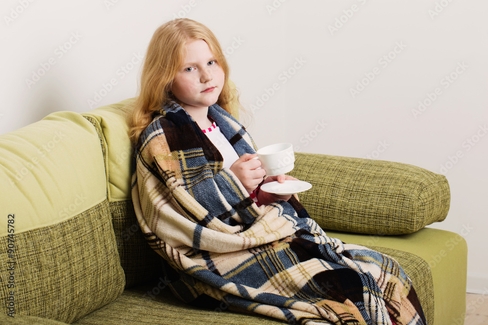 Obraz premium ill girl child with cup of hot tea