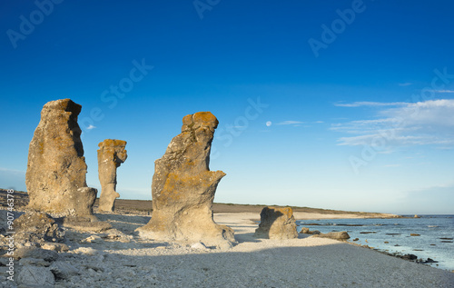 Kalksteinfelsen auf der Insel Fårö, Schweden, ane inem Sommermorgen