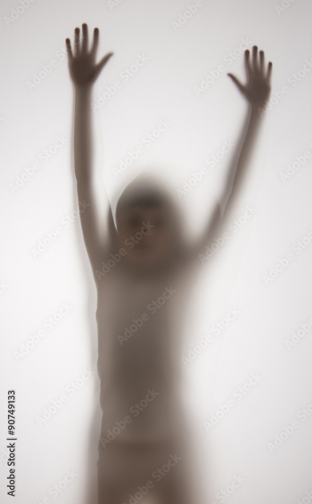Obraz premium shadow of a girl behind transparent paper