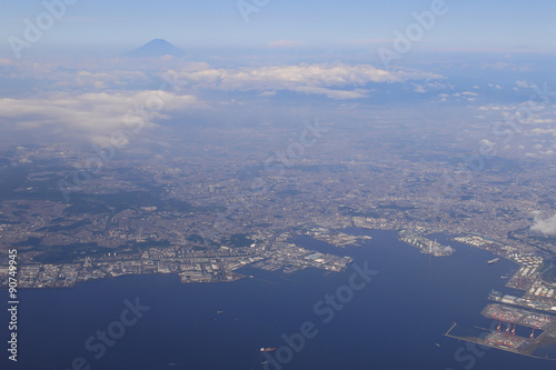 横浜磯子区上空と富士山 © reitarou