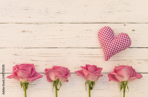 Fototapeta Naklejka Na Ścianę i Meble -  Glückwunsch Gruß Wünsche Geschenk Karte Romantisch mit Rosen und Herz
