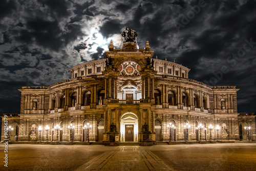 Langzeitbelichtung der Semperoper in Dresden