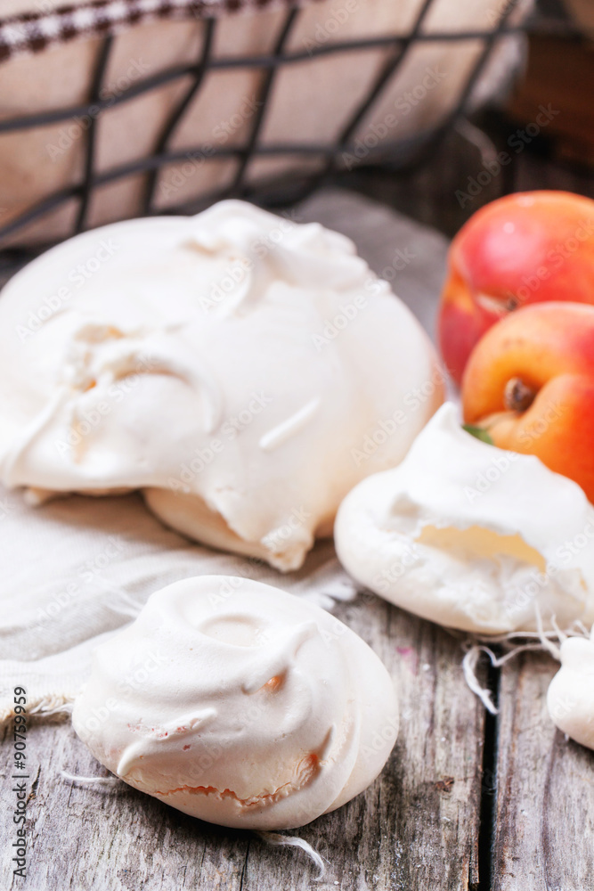 Meringue with apricot