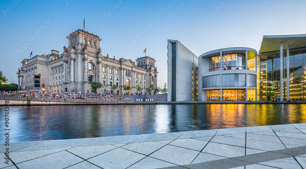 Fototapeta premium Berlińska dzielnica rządowa z Reichstagiem i Paulem Löbe Haus o zmierzchu, Niemcy