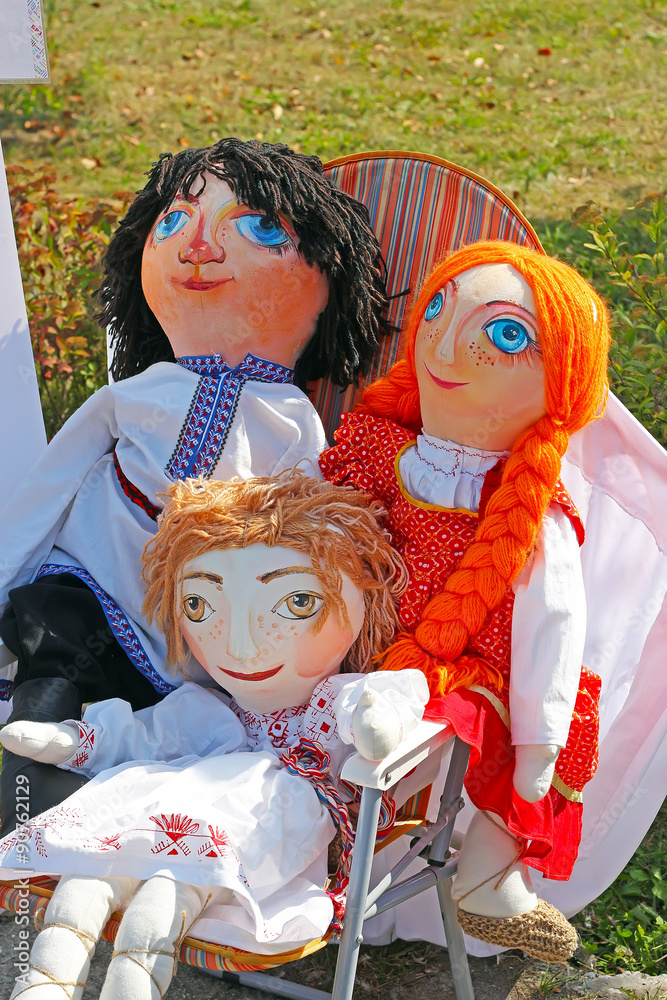 Самодельные тряпочные куклы в национальных русских костюмах. Россия,Сибирь,Новосибирская область,на праздновании дня города Бердска