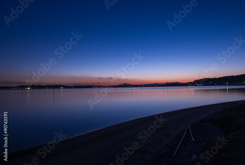 夕暮れに沈む筑波山を涸沼から望む