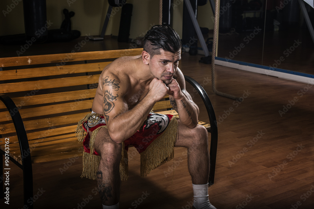 Boxeur concentrato prima di salire sul ring