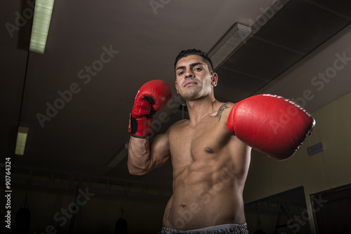 Boxeur con guantoni in posizione di attacco