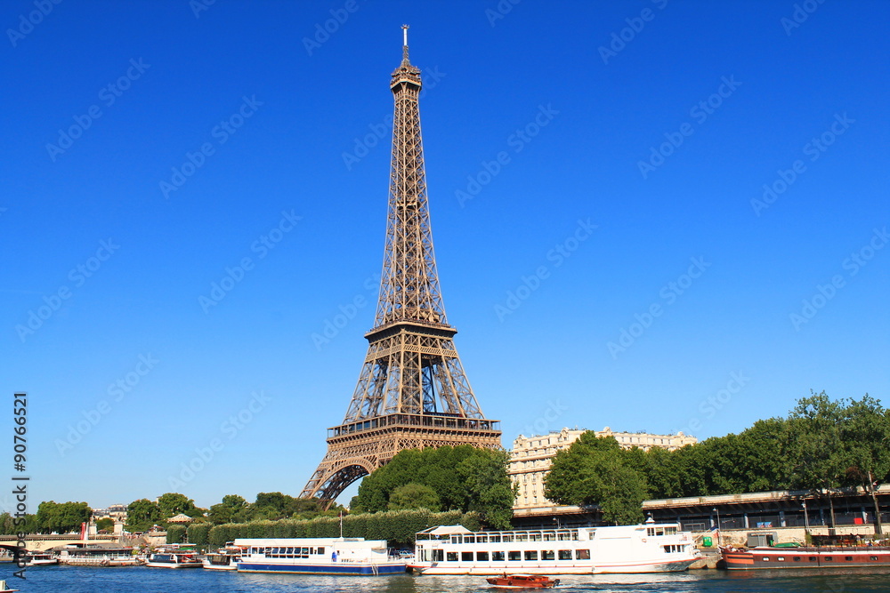 Promenade en bateau mouche à Paris, France