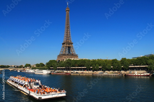 Promenade en bateau mouche à Paris, France © Picturereflex