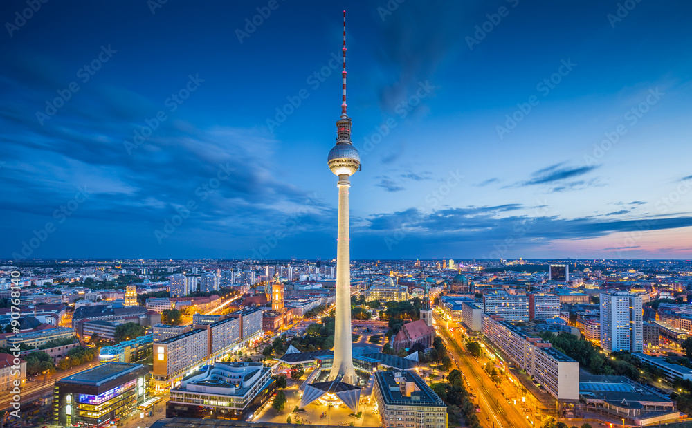 Obraz premium Panoramę Berlina z wieżą telewizyjną na Alexanderplatz w nocy, Niemcy