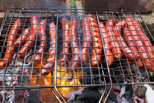 Saucisses et merguez grillées au barbecue photo