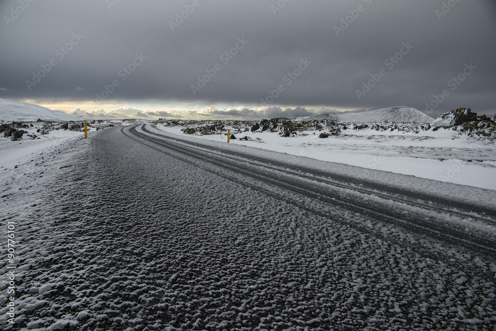 On the road. Strada innevata islandese