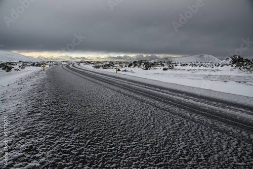 Obraz na płótnie On the road. Strada innevata islandese w salonie