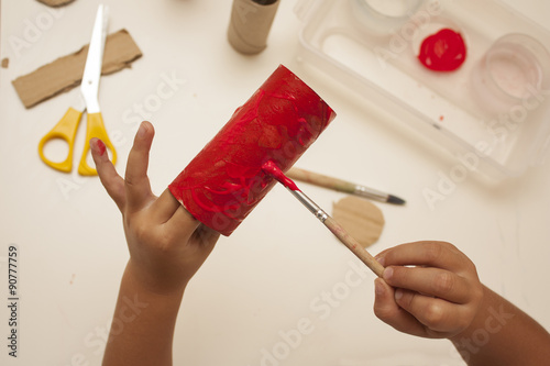 Pinturas infantiles de colores con pincel para manualidades en casa
