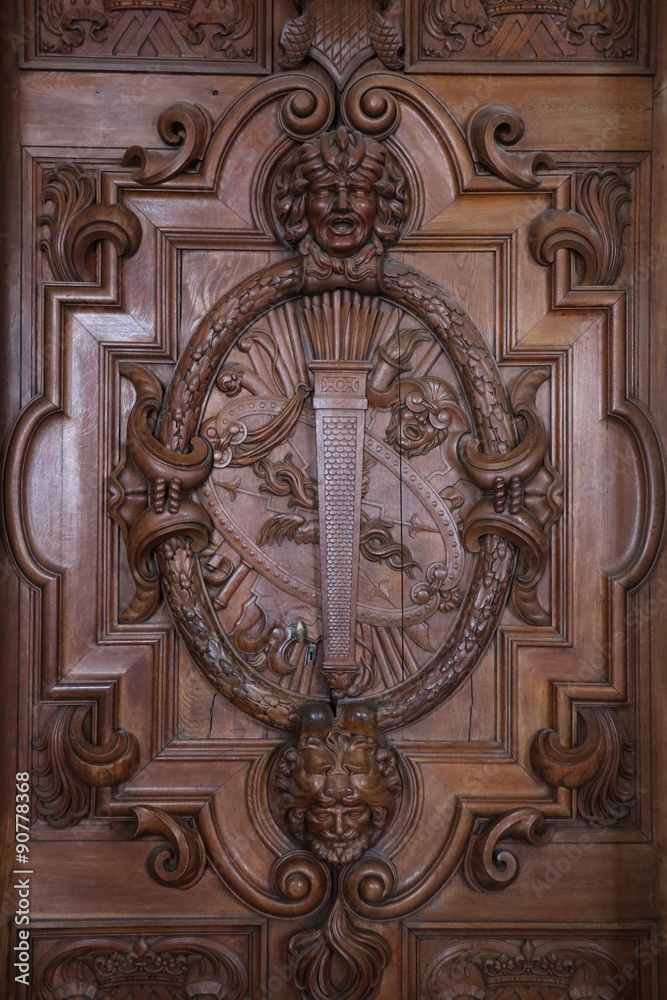 Détail d'une porte ancienne du château de Fontainebleau Détail d'une porte ancienne du château de Fontainebleau