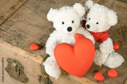 Ein Teddybär verschenkt sein Herz zum Valentinstag. photo