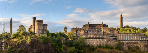 Tableau sur toile Roman ruins and castle on top of Calton Hill in Edinburgh, Scotland