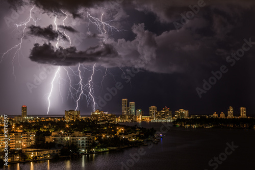 clouds and lightning/ Spectacular lightning over the bay