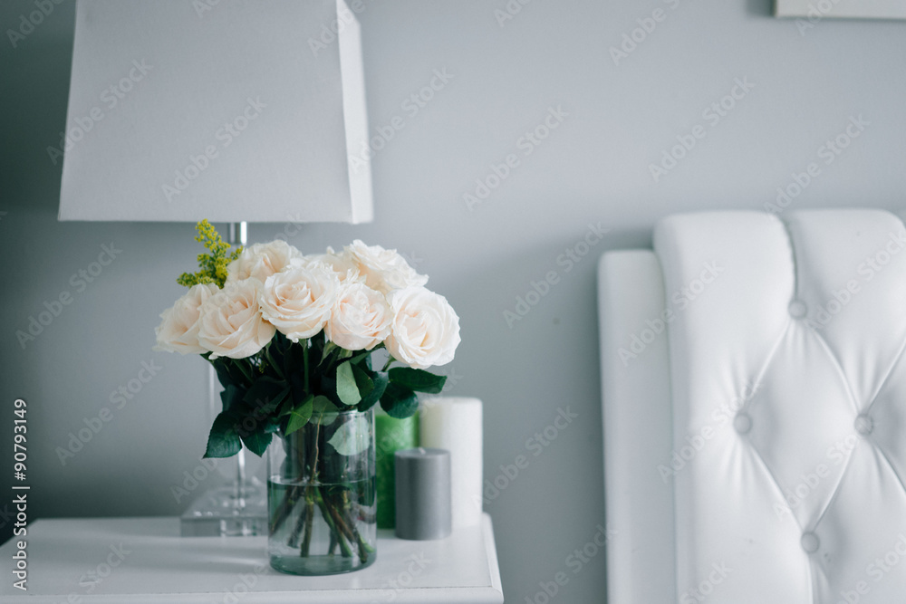 Naklejka premium Bouquet of white pastel roses in white interior