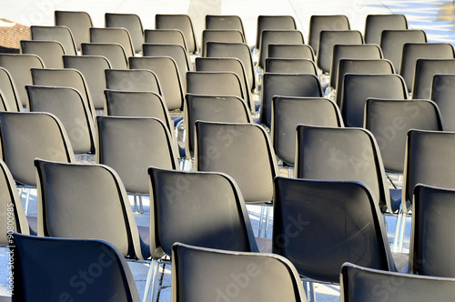 Stuhlreihen bei einer Freiluft Veranstaltung
