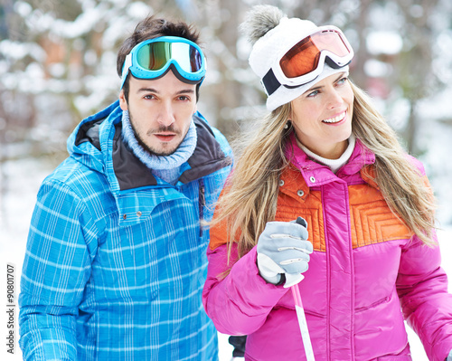 Mann und Frau beim Skilanglauf im Winter