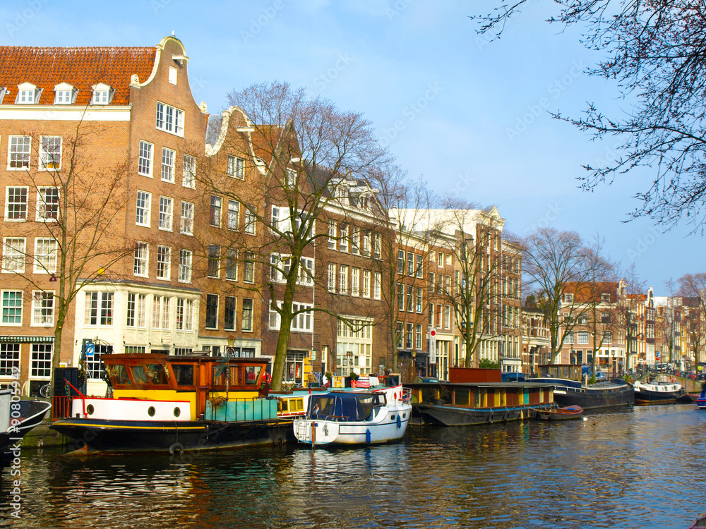 Obraz premium Water canal in Amsterdam city centre
