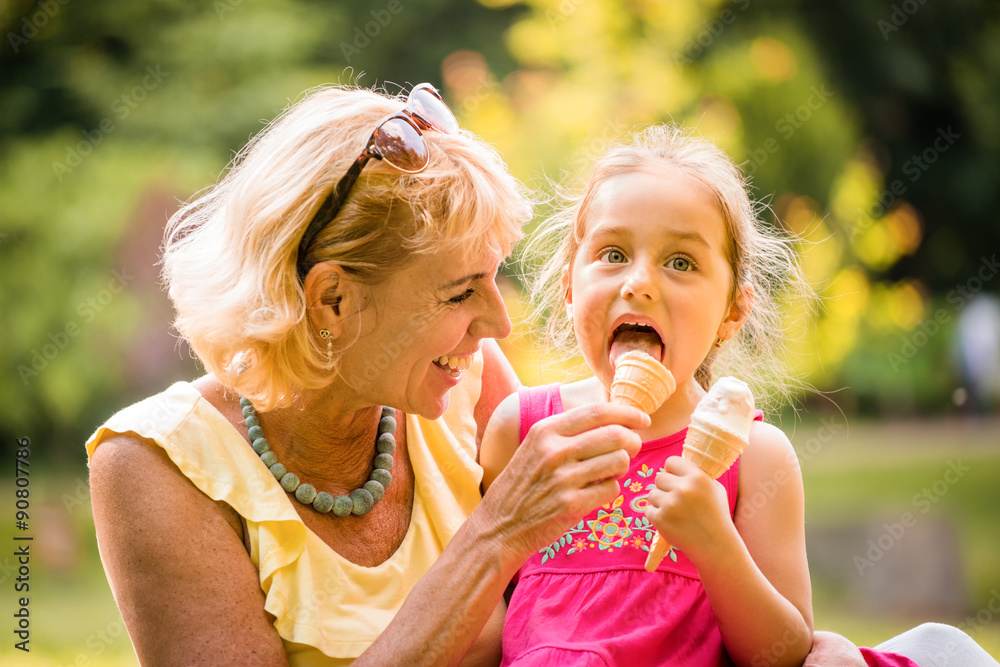 Fototapeta premium Eating icecream together