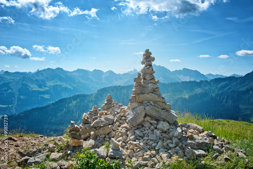 Foto Rock Cairns Overlooking Alpine Mountain Range