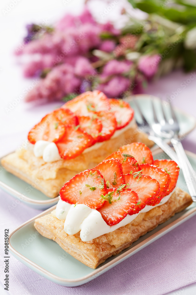 Puff pastry tarts with cream and strawberries