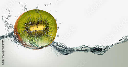 Tableau sur toile Ripe fruit of kiwi and sparks of water.
