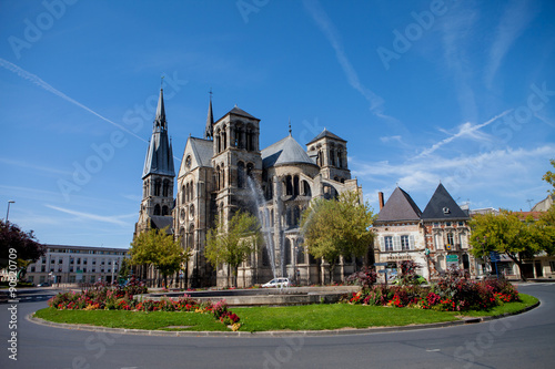Fotografie Chalons en Champagne cathedral with the fountain in front