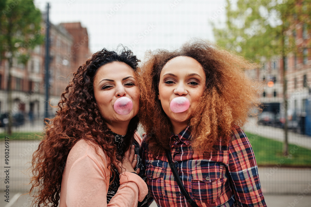 Fototapeta premium Best friends chewing bubble gum